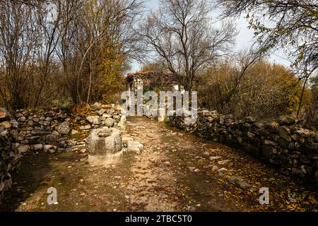 Stratonikeia è una delle rare città antiche in cui l'architettura carica, romana e ottomana si intrecciano. Foto Stock