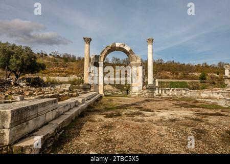 Stratonikeia è una delle rare città antiche in cui l'architettura carica, romana e ottomana si intrecciano. Foto Stock