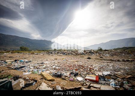 Paesaggio inquinato con rifiuti di fronte a uno sfondo montano - girato in Albania Foto Stock