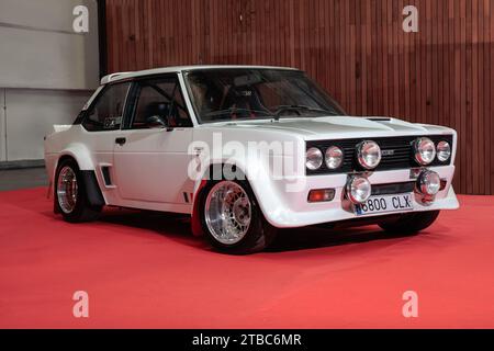 BILBAO, SPAGNA-11 NOVEMBRE 2023: 1976 Fiat 131 Abarth Rally stradale Foto Stock