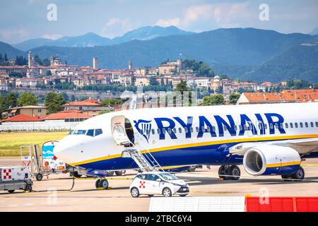 Bergamo, Italy, June 27 2021: Bergamo Orio al Serio aereo aeroporto e città di Bergamo vista. L'aeroporto di BGY e' la base centrale Ryanair. Regione lombarda Foto Stock