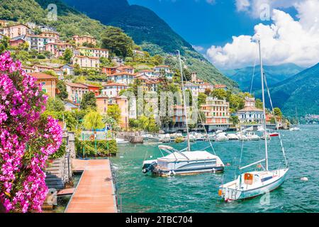 Lago di Como idilliaco fronte mare nel villaggio di Ossuccio vista panoramica, Lombardia regione d'Italia Foto Stock