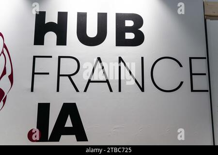 Parigi, Francia. 6 dicembre 2023. Un cartello con la scritta “ hub france IA/ai al meeting per l'intero settore dei giocatori di software libero torna per la sua terza edizione il 6 dicembre 2023, al Palais des Congres de la porte Maillot di Parigi. Foto di Alexis Jumeau/ABACAPRESS.COM credito: Abaca Press/Alamy Live News Foto Stock