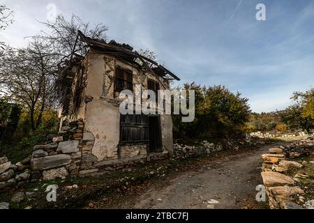 Stratonikeia è una delle rare città antiche in cui l'architettura carica, romana e ottomana si intrecciano. Foto Stock