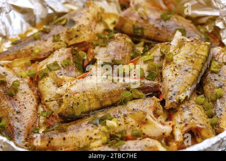 Fritto o cotto al forno nel pesce persico europeo di fiume in cipolla verde Foto Stock