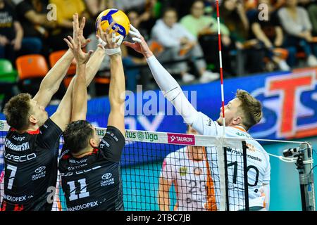 LUBIN, POLONIA - 15 OTTOBRE 2022: Men's Volley Polish PlusLiga Match Cuprum Lubin vs Asseco Resovia Rzeszow 0:3. Blocco Jakub Kochanowski (L) Fabia Foto Stock