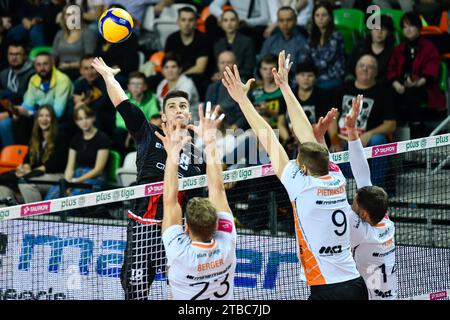 LUBIN, POLONIA - 15 OTTOBRE 2022: Men's Volley Polish PlusLiga Match Cuprum Lubin vs Asseco Resovia Rzeszow 0:3. Attacca Klemen Cebulj. Foto Stock