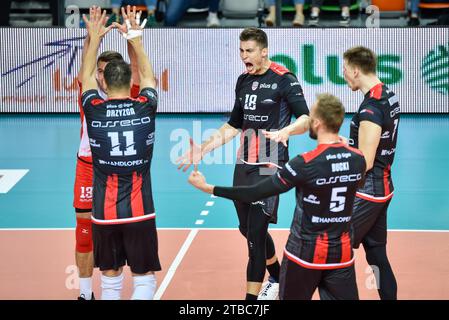 LUBIN, POLONIA - 15 OTTOBRE 2022: Men's Volley Polish PlusLiga Match Cuprum Lubin vs Asseco Resovia Rzeszow 0:3. Gioia di Klemen Cebulj (18) e tè Foto Stock