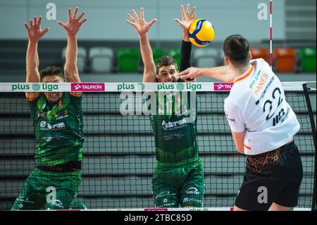 LUBIN, POLONIA - 20 NOVEMBRE 2023: Torneo di pallavolo maschile polacco PlusLiga match KGHM Cuprum Lubin vs Aluron CMC Warta Zawiercie. Blocco doppio Trevor Amenden Foto Stock