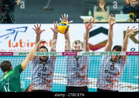 LUBIN, POLONIA - 20 NOVEMBRE 2023: Torneo di pallavolo maschile polacco PlusLiga match KGHM Cuprum Lubin vs Aluron CMC Warta Zawiercie. Triple block Players of Cup Foto Stock