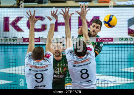 LUBIN, POLONIA - 20 NOVEMBRE 2023: Torneo di pallavolo maschile polacco PlusLiga match KGHM Cuprum Lubin vs Aluron CMC Warta Zawiercie. Attaccate Trevor Clevenot Foto Stock