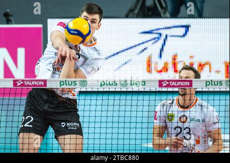 LUBIN, POLONIA - 20 NOVEMBRE 2023: Torneo di pallavolo maschile polacco PlusLiga match KGHM Cuprum Lubin vs Aluron CMC Warta Zawiercie. Jake Hanes attacca. Foto Stock