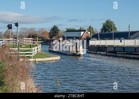 Shepherd's Patch, Inghilterra - 23 novembre 2023: Barca stretta che naviga sul ponte sospeso di Patch sul canale Gloucester e Sharpness. Foto Stock