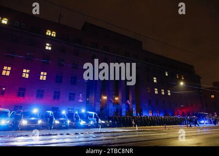 Wroclaw, Wroclaw, Polonia. 5 dicembre 2023. Gli eventi drammatici si sono svolti venerdì 1 dicembre 2023 intorno alle 22:30 a ul. Sudecka a WrocÅ‚aw. Due agenti sono stati colpiti alla testa e portati in ospedale in condizioni critiche. Una caccia all'uomo della polizia è durata tutta la notte per Maksymilian F., che è stato catturato sabato 2 dicembre 2023. L'uomo fu poi accusato di aver tentato di uccidere due poliziotti. Tuttavia, se muoiono, molto probabilmente le accuse saranno cambiate in doppio omicidio e l'uomo dovrà affrontare l'ergastolo. (Immagine di credito: © Krzysztof Zatycki/ZUMA Press Wire) SOLO USO EDITORIALE! N Foto Stock