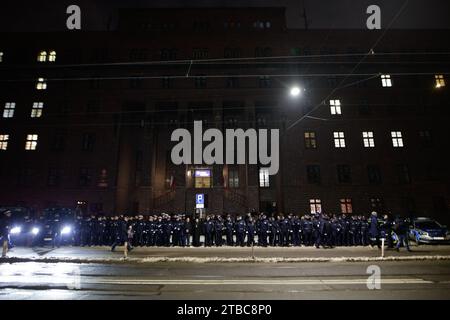 Wroclaw, Wroclaw, Polonia. 5 dicembre 2023. Gli eventi drammatici si sono svolti venerdì 1 dicembre 2023 intorno alle 22:30 a ul. Sudecka a WrocÅ‚aw. Due agenti sono stati colpiti alla testa e portati in ospedale in condizioni critiche. Una caccia all'uomo della polizia è durata tutta la notte per Maksymilian F., che è stato catturato sabato 2 dicembre 2023. L'uomo fu poi accusato di aver tentato di uccidere due poliziotti. Tuttavia, se muoiono, molto probabilmente le accuse saranno cambiate in doppio omicidio e l'uomo dovrà affrontare l'ergastolo. (Immagine di credito: © Krzysztof Zatycki/ZUMA Press Wire) SOLO USO EDITORIALE! N Foto Stock