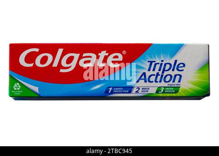 Scatola di Colgate Triple Action dentifricio originale menta isolato su sfondo bianco - 1 protezione cavità, 2 denti bianchi, 3 alito fresco Foto Stock