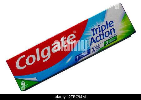 Scatola di Colgate Triple Action dentifricio originale menta isolato su sfondo bianco - 1 protezione cavità, 2 denti bianchi, 3 alito fresco Foto Stock