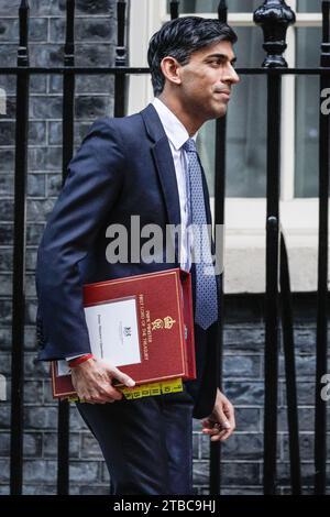 Londra, Regno Unito. 6 dicembre 2023. Rishi Sunak, deputato, primo ministro del Regno Unito, esce dal 10 di Downing Street per partecipare alle domande del primo ministro (PMQ) al Parlamento di oggi. Crediti: Imageplotter/Alamy Live News Foto Stock