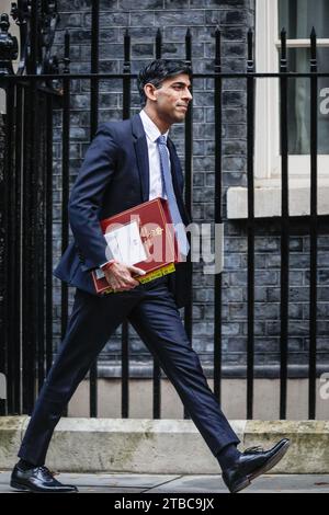 Londra, Regno Unito. 6 dicembre 2023. Rishi Sunak, deputato, primo ministro del Regno Unito, esce dal 10 di Downing Street per partecipare alle domande del primo ministro (PMQ) al Parlamento di oggi. Crediti: Imageplotter/Alamy Live News Foto Stock