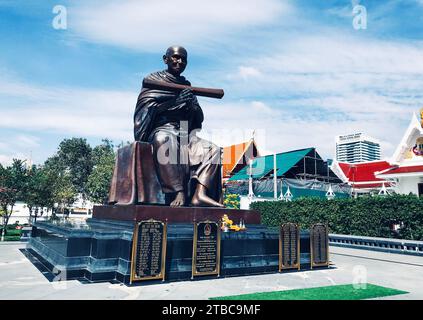 Bangkok, Thailandia - 21 novembre 2023: La statua di Somdet Phra Buddhacarya a Brahmaramsi o Somdet to, uno dei più grandi monaci della storia Foto Stock