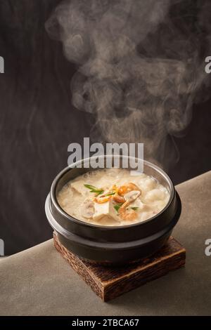 Tofu brasato (stufato) con brodo di pollo Foto Stock