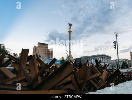 Il Monumento dell'indipendenza a Kiev, Ucraina, con un gran numero di barriere anticarro (ricci cechi) in primo piano Foto Stock