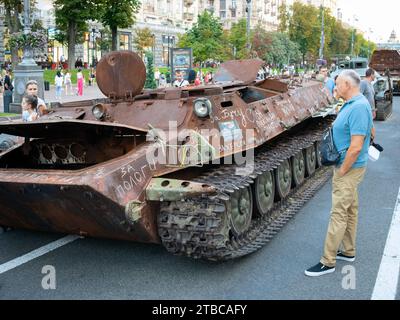 Un uomo anziano guarda la MT-LB russa distrutta esposta a Khreshchatyk, Kiev, Ucraina - 26 agosto 2023 Foto Stock
