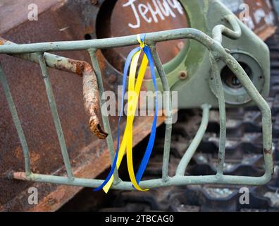 Kiev, Ucraina - 26 agosto 2023: Primo piano di nastri gialli-blu legati a veicoli corazzati russi distrutti esposti su Khreshchatyk Foto Stock