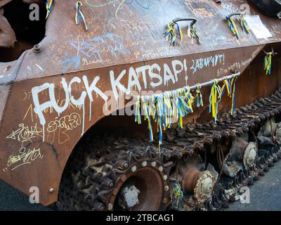 Kiev, Ucraina - 26 agosto 2023: Veicoli corazzati russi distrutti esposti su Khreshchatyk con molti nastri gialli e blu legati dagli ucraini Foto Stock