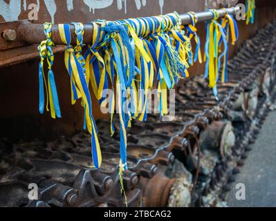 Kiev, Ucraina - 26 agosto 2023: Molti nastri gialli e blu legati dagli ucraini su veicoli corazzati russi distrutti esposti su Khreshchatyk Foto Stock
