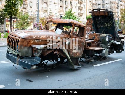 Kiev, Ucraina - 26 agosto 2023: Distrutto il sistema a razzo multiplo russo (MLRS Grad) esposto su Khreshchatyk Foto Stock