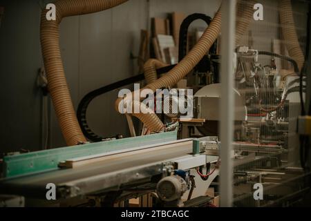 Una macchina CNC all'avanguardia in un moderno impianto di lavorazione del legno mette in mostra la perfetta fusione tra tecnologia di precisione e tradizione Foto Stock