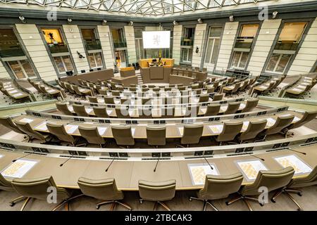 Bruxelles, Belgio. 6 dicembre 2023. La figura mostra una sala plenaria vuota davanti a una sessione plenaria del Parlamento fiammingo, mercoledì 06 dicembre 2023 a Bruxelles. BELGA PHOTO JONAS ROOSENS Credit: Belga News Agency/Alamy Live News Foto Stock