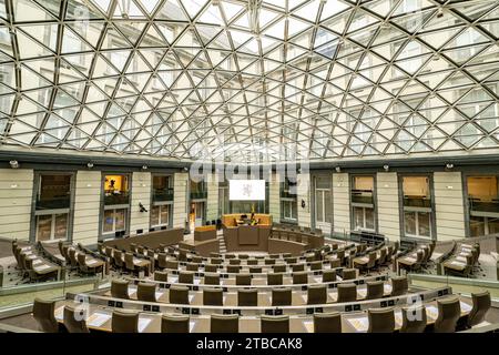 Bruxelles, Belgio. 6 dicembre 2023. La figura mostra una sala plenaria vuota davanti a una sessione plenaria del Parlamento fiammingo, mercoledì 06 dicembre 2023 a Bruxelles. BELGA PHOTO JONAS ROOSENS Credit: Belga News Agency/Alamy Live News Foto Stock