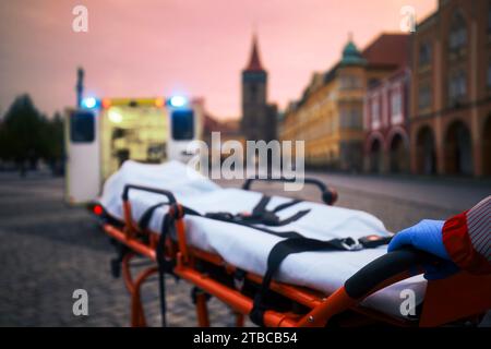 Preparazione paramedica della barella per il paziente. Ambulanza auto di servizio medico di emergenza in città. Temi salvataggio, urgenza e assistenza sanitaria. Foto Stock