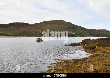 Il traghetto passeggeri di ritorno dalla Cape Wire Road termina a Keoldale sopra il Kyle of Durness a Highland, in Scozia Foto Stock