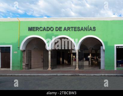 Valladolid, Yucatan, Messico, architettura coloniale verde del Mercado de Artesanias, solo editoriale. Foto Stock