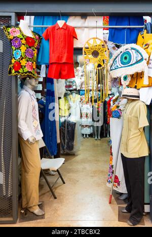 Valladolid, Yucatan, Messico, negozio di abbigliamento maschile al mercado de artesanias, solo editoriale. Foto Stock