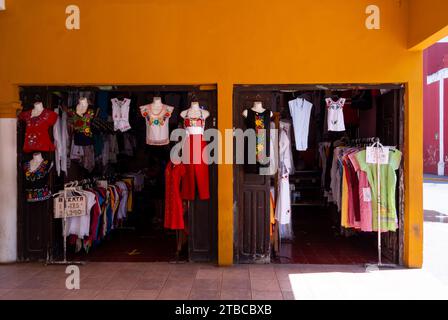 Valladolid, Yucatan, Messico, Shopfront al Mercado De Comida con abbigliamento tradizionale, solo editoriale. Foto Stock