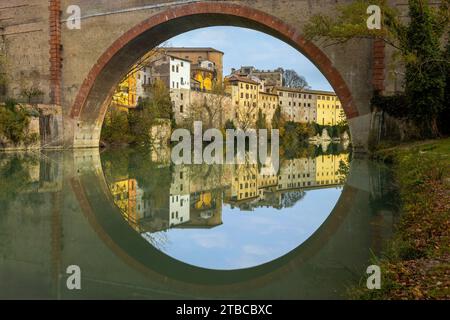 Dal parco si può ammirare il suggestivo centro storico di Fossombrone, con il Ponte della Concordia che attraversa il fiume Metauro. Foto Stock