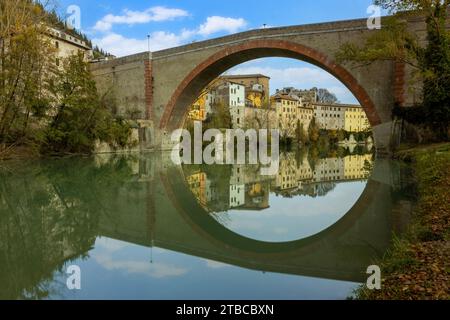 Dal parco si può ammirare il suggestivo centro storico di Fossombrone, con il Ponte della Concordia che attraversa il fiume Metauro. Foto Stock