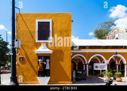 Valladolid, Yucatan, Messico, Mercado De Comida con architettura coloriale. Solo editoriale. Foto Stock