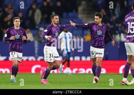 I giocatori del Real Valladolid celebrano un gol durante la partita spagnola della Copa del Rey tra l'RCD Espanyol e il Real Valladolid allo Stadio Stadio Stadio Stadio Stadio Stadio di Barcellona il 5 dicembre 2023. Foto Stock