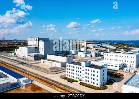 (231206) -- PECHINO, 6 dicembre 2023 (Xinhua) -- questa foto mostra la vista esterna della centrale nucleare del reattore ad alta temperatura di Shidaowan raffreddato a gas. PER ANDARE CON "la centrale nucleare di prima generazione del mondo entra in funzione commerciale in Cina" (foto di Song Kunyang/Xinhua) Foto Stock