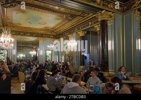 Starbucks in un edificio del XVII secolo sul Boulevard des Capucines, Parigi, Francia Foto Stock