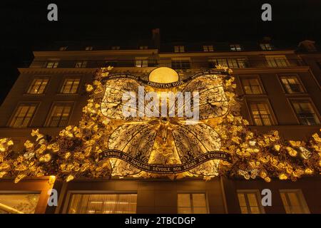 Edificio Dior con decorazione a farfalla, rue Saint Honoré, Parigi (dicembre 2023) Foto Stock