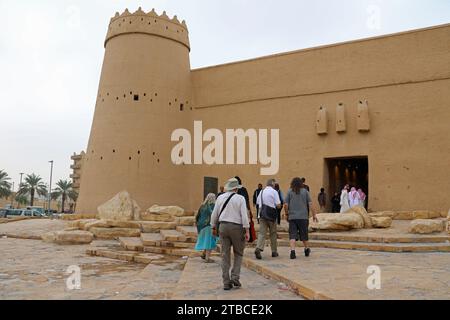 Turisti europei che visitano la fortezza di Masmak a Riyad Foto Stock