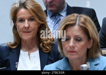 Magonza, Germania. 6 dicembre 2023. Heike Raab (SPD, l), Segretario di Stato presso la Cancelleria di Stato della Renania-Palatinato e plenipotenziario dello Stato della Renania-Palatinato presso il governo federale e per l'Europa e i media, siede dietro Malu Dreyer (SPD), ministro presidente della Renania-Palatinato, durante la sessione speciale del parlamento statale della Renania-Palatinato. Il parlamento sta discutendo il tema "ruolo e responsabilità del Ministro Presidente e della Cancelleria di Stato nell'influenzare la segnalazione dei media indipendenti”. Crediti: Arne Dedert/dpa/Alamy Live News Foto Stock