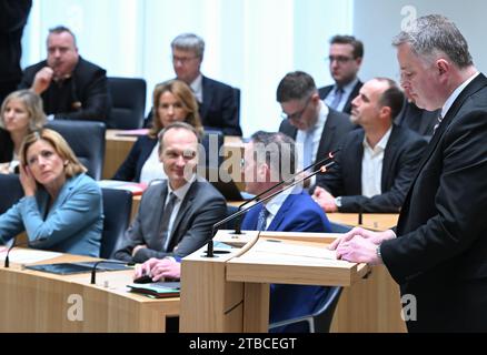 Magonza, Germania. 6 dicembre 2023. Gordon Schnieder (r), leader del gruppo parlamentare CDU, interviene durante la sessione speciale del parlamento Renania-Palatinato alla presenza di Malu Dreyer (in basso a sinistra), Ministro Presidente della Renania-Palatinato, e Heike Raab (entrambi SPD, fila centrale sinistra), Segretario di Stato alla Cancelleria di Stato Renania-Palatinato e plenipotenziario dello Stato Renania-Palatinato al governo federale e per l'Europa e i media. Il parlamento discuterà il tema "ruolo e responsabilità del Ministro Presidente e del Cancelliere di Stato" Foto Stock