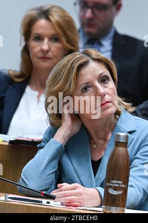 Magonza, Germania. 6 dicembre 2023. Heike Raab (SPD, l), Segretario di Stato presso la Cancelleria di Stato della Renania-Palatinato e plenipotenziario dello Stato della Renania-Palatinato presso il governo federale e per l'Europa e i media, siede dietro Malu Dreyer (SPD), ministro presidente della Renania-Palatinato, durante la sessione speciale del parlamento statale della Renania-Palatinato. Il parlamento sta discutendo il tema "ruolo e responsabilità del Ministro Presidente e della Cancelleria di Stato nell'influenzare la segnalazione dei media indipendenti”. Crediti: Arne Dedert/dpa/Alamy Live News Foto Stock